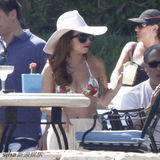 组图：LadyGaga狂甩赘肉 碎花比基尼清凉度假