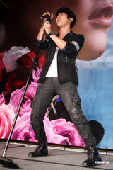 组图：汪东城生日蓝心湄送香吻 曝其“到处睡”