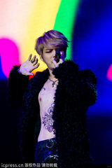 组图：金在中南京火热开唱 赤裸上身大方秀纹身