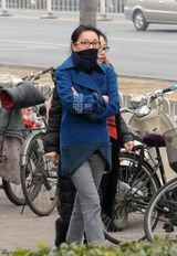 独家：周迅与经纪人出公司找掩护 二人传绯闻