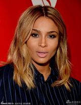 组图：席亚拉干练现身格莱美 帅气西装御姐范