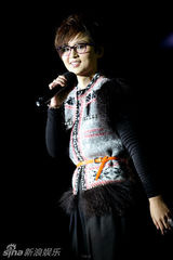 组图：周笔畅韩庚献唱深圳跨年 全场祝福Selina