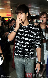 组图：SM家族结束日本演唱会返回韩国