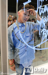 组图：G-DRAGON公开MV片场 千名粉丝同参与