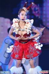 组图：蔡依林圣诞爆乳装抢镜 又唱又跳秀美腿