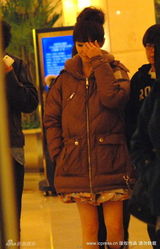 幻灯图集：范文芳李铭顺现身酒店 装扮时尚