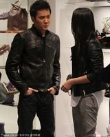 组图：姚晨捞金与冯绍峰热聊 哺乳期滴酒不沾