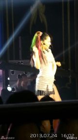 组图：苍井空性感旗袍开唱 热舞护下体防走光