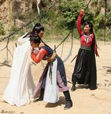 组图：吴奇隆马苏创意模仿运动项目贺奥运