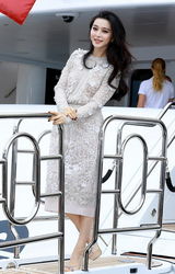 组图：《绝地逃亡》见面会 范冰冰强抱成龙