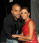 组图：伊娃蜡像揭幕以假乱真 亲自掀裙验真身