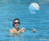 组图：斯威夫特前男友哈利裸身打排球纹身遍布