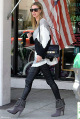 高清组图：妮基-希尔顿街拍 宽松毛衣搭配皮裤