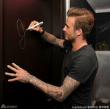 组图:小贝退役闲钱赚不完 签名秀真迹