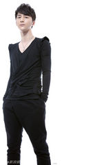 组图：邵斯文生日当天推写真 唱作型男年末华丽转身