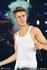 组图：比伯演唱会现场掏裤裆 撅屁露内裤尺度大