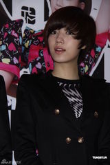 组图：韩女子团体T-ARA首度抵台 粉丝热情引恐慌