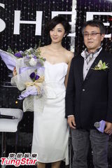 组图：桂纶镁封后喜上眉梢 白洋装清新优雅