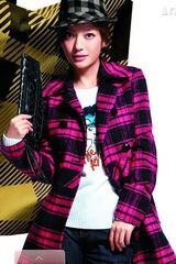 幻灯集：赵薇秀冬日暖装俏皮 青春气息逼人