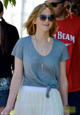 组图：詹妮弗-劳伦斯短发清爽 透视裙秀大腿