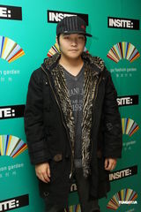 组图：RAP小天王寿君超亮相圣诞派对 