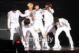 组图：韩偶像组合Beast首开唱 变白马王子劲歌热舞