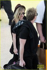 组图：艾薇儿与未婚夫情侣装甜蜜 小鸟依人忙卖萌