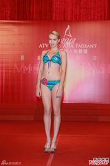 组图：候选亚姐泳装亮相 韩国选手压鼻否认整容