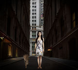 组图：张萌裸妆素颜环保片 报纸拼接完美礼服