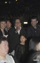 组图：王菲演唱会众星捧场 带众人为灾民祈福