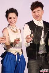 组图：阿娇亮相专辑发布会 与胡彦斌甜蜜对唱