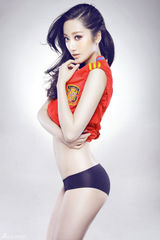 组图：张舒媛化身足球宝贝 翘臀展S型身姿