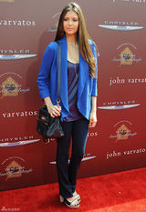 高清组图：妮娜-杜波夫蓝色西装外套搭配牛仔裤