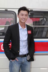 组图：《女警爱作战》开机谢天华扮记者拍照