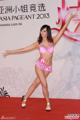 组图：亚姐泳装火辣秀胸 怪咖多女版王祖蓝现身