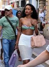 组图：蕾哈娜比基尼搭配镂空裙现身法国