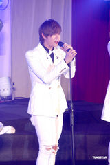 高清：韩国男团“F.CUZ”旋风抵台 两成员带伤上阵