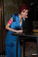 组图：刘心悠出席香水奥斯卡粉裙典雅