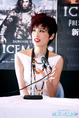 组图：《3D冰封侠》发海报 黄圣依甄子丹红白配