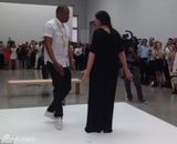 组图：Gaga罕见黑发造型露鼻环 与玛丽娜热聊