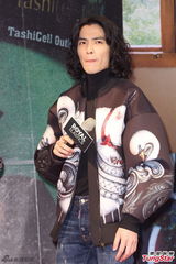 组图：萧敬腾亮相签书会长发飘飘 粉丝挤爆现场