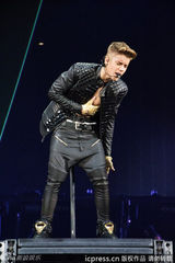 组图：比伯演唱会现场掏裤裆 撅屁露内裤尺度大