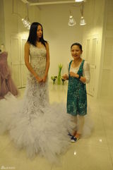 张梓琳携手新锐设计师兰玉 自制礼服戛纳争艳