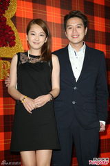 组图：黄小柔出嫁盼造人 穿低胸婚纱挽老公亮相