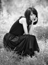 组图：白百何“治愈系”写真 极简黑白打造纯色精灵