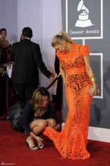 高清组图：格莱美红毯费姬橙色透视礼服露内衣