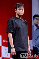 组图：千正明新片发布 金敏贞短款紧身衣秀腹肌