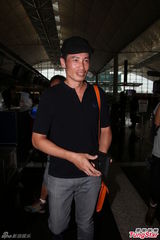 组图：陈豪启程加拿大办婚宴 拒谈陈茵媺怀孕