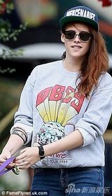 组图：暮光女休闲装外出遛狗 笑容爽朗心情好