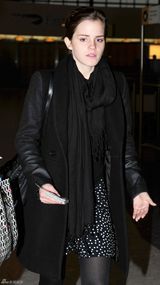 高清组图：艾玛-沃特森现身机场 波点裙搭短靴